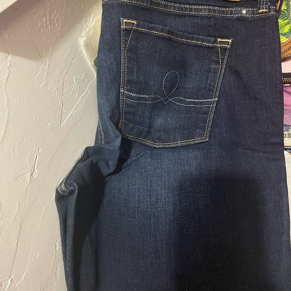 ***👖LIKE NEW👖LUCKY JEANS - Picture 2 of 4